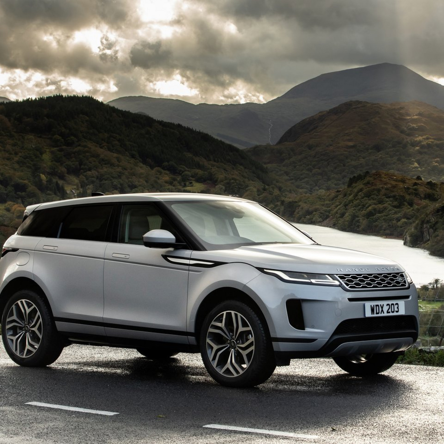 Land Rover Range Rover Evoque P300e 2021 1280 01