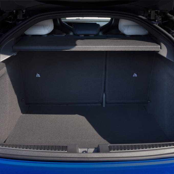 08 Alpine A390 sport fastback met het DNA van Alpine scaled