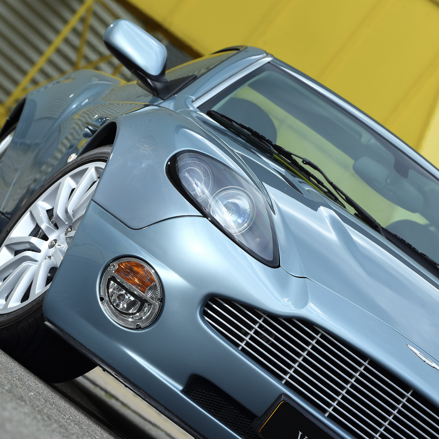 Aston Martin Vanquish 2