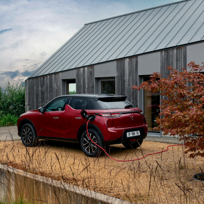 Van Mossel DS 3 ETENSE aan het opladen