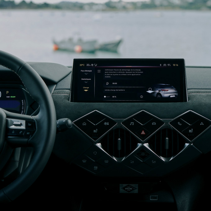 Van Mossel DS 3 hybrid dashboard