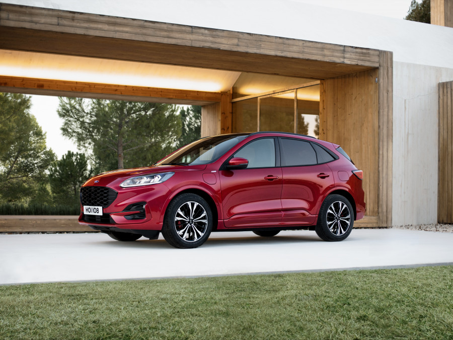 2019 FORD KUGA 34FRONT v4