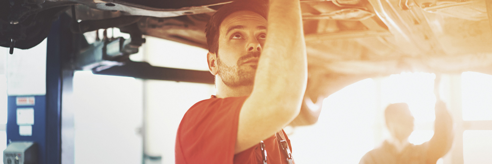 Mechanic checken the underside of the car