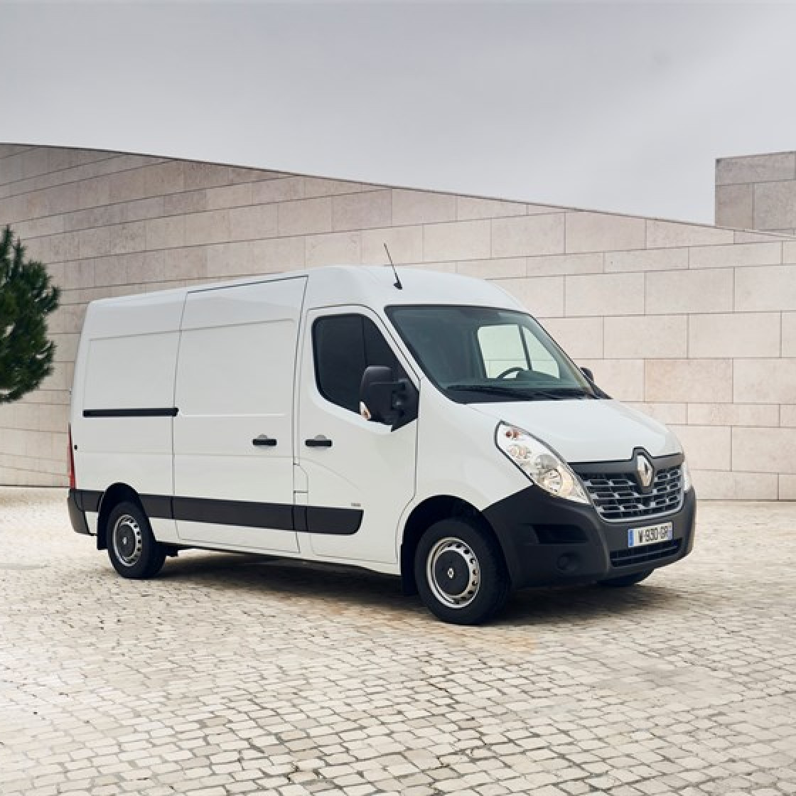 21204373 2018 Renault Master Z E tests drive and electric LCV range in Lisboa