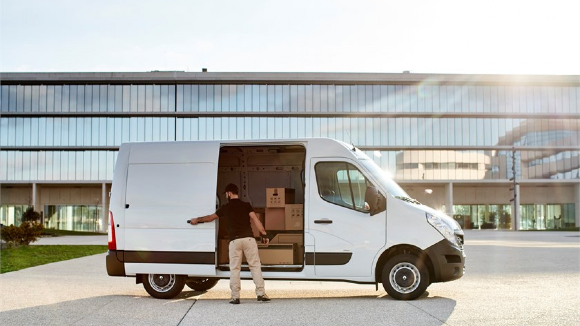 21204458 2018 Renault Master Z E tests drive and electric LCV range in Lisboa