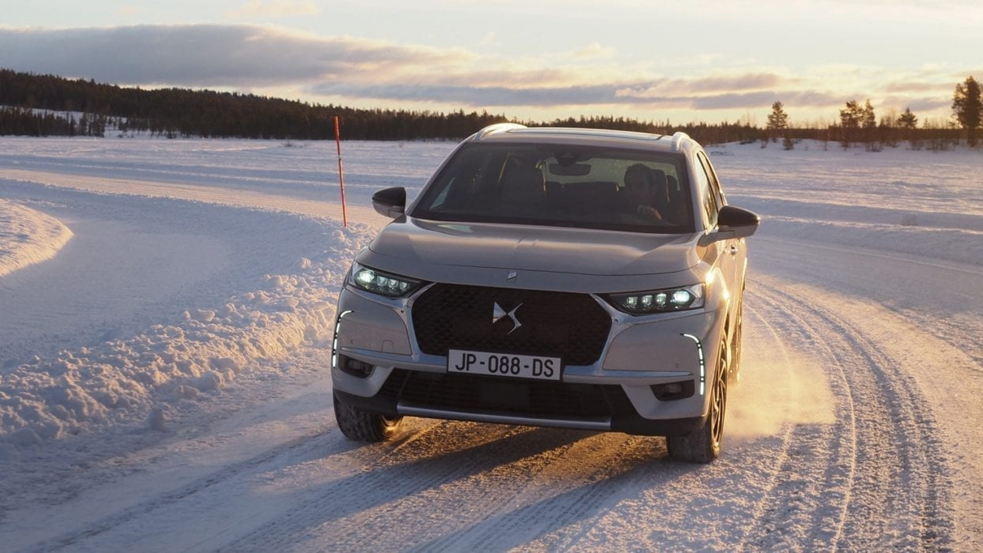 DS7 crossback e tense voorkant sfeer 1500x700