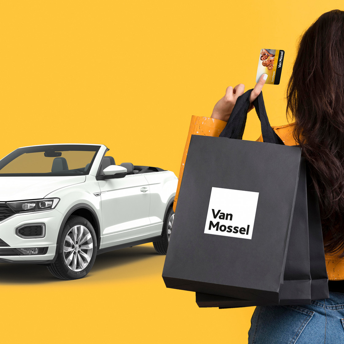 Klant haalt de auto met haar klantpas op na het onderhoud