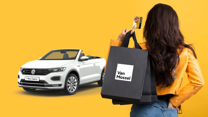 Klant haalt de auto met haar klantpas op na het onderhoud