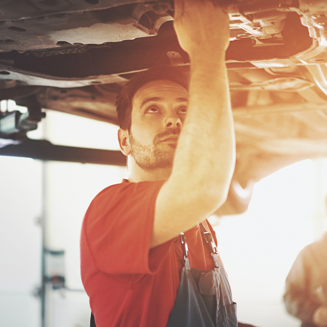 Mechanic checken the underside of the car