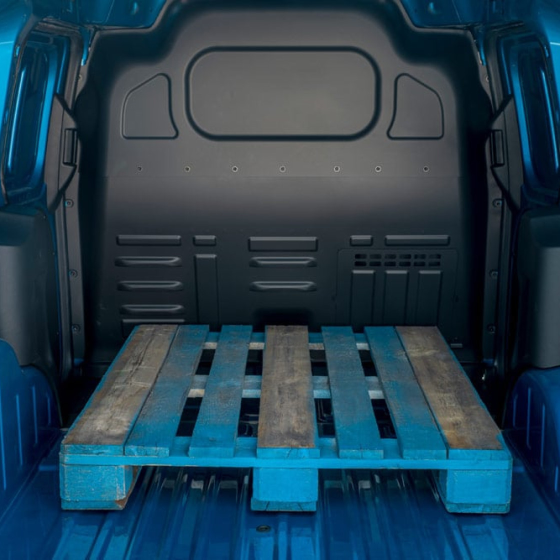 ford e transit courier eu Column Card E Transit Courier 09 1000x667 1000x667 rear loadspace view