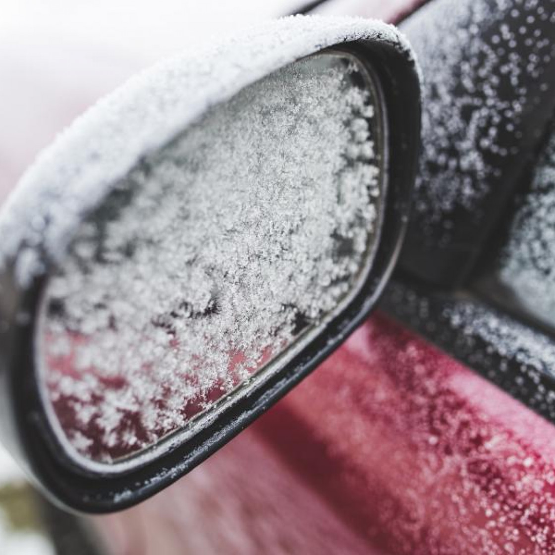sneeuw op autospiegel