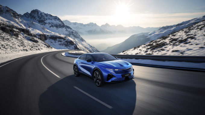 01 Alpine A390 sport fastback met het DNA van Alpine 1170x658