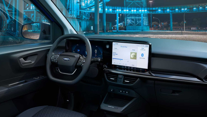 ford e transit courier eu Banner Short E Transit Courier Exterior 02 16x7 1920x840 transit courier at night side view